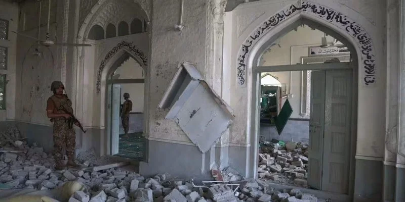 Pakistan: Suicide Car Bombing Near Kohat Police Lines Kills 25, Injures More Than 100