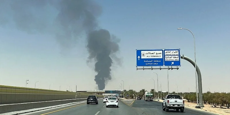 Houthi Attacks on Saudi Airports Kill Three, Injure 36 Amid Escalating Yemen War